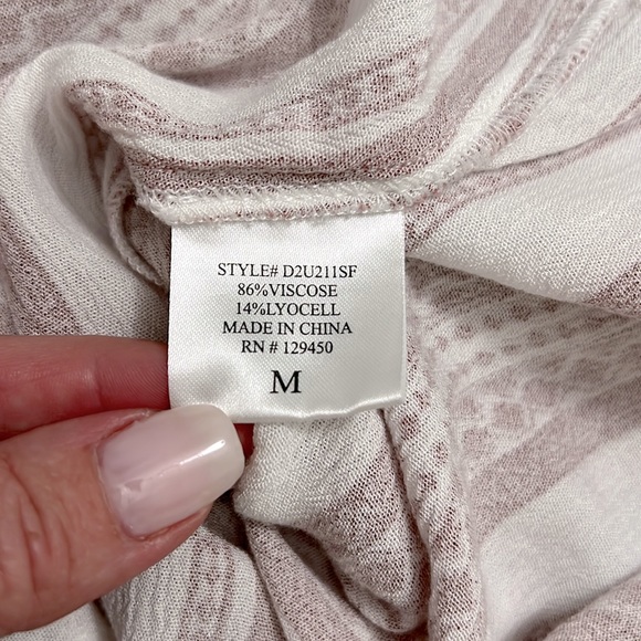 Brina & Em Brand Womens Top. Size Medium. - Picture 4 of 4